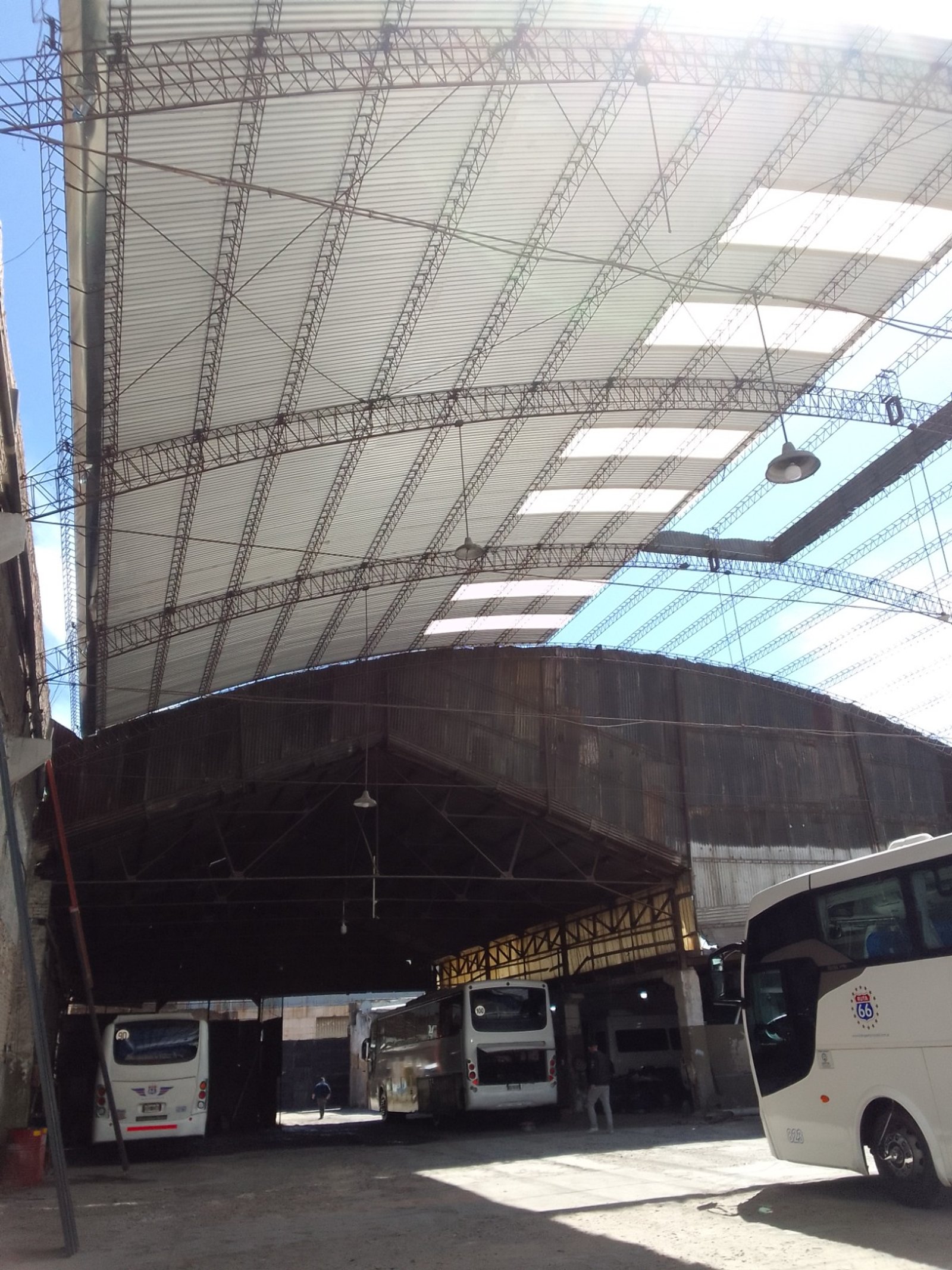 Garagem de ônibus coberta com telhado metálico e claraboias — projeto Galpon en Avellaneda, por Arquitecto Guido Niccoli, em Avellaneda
